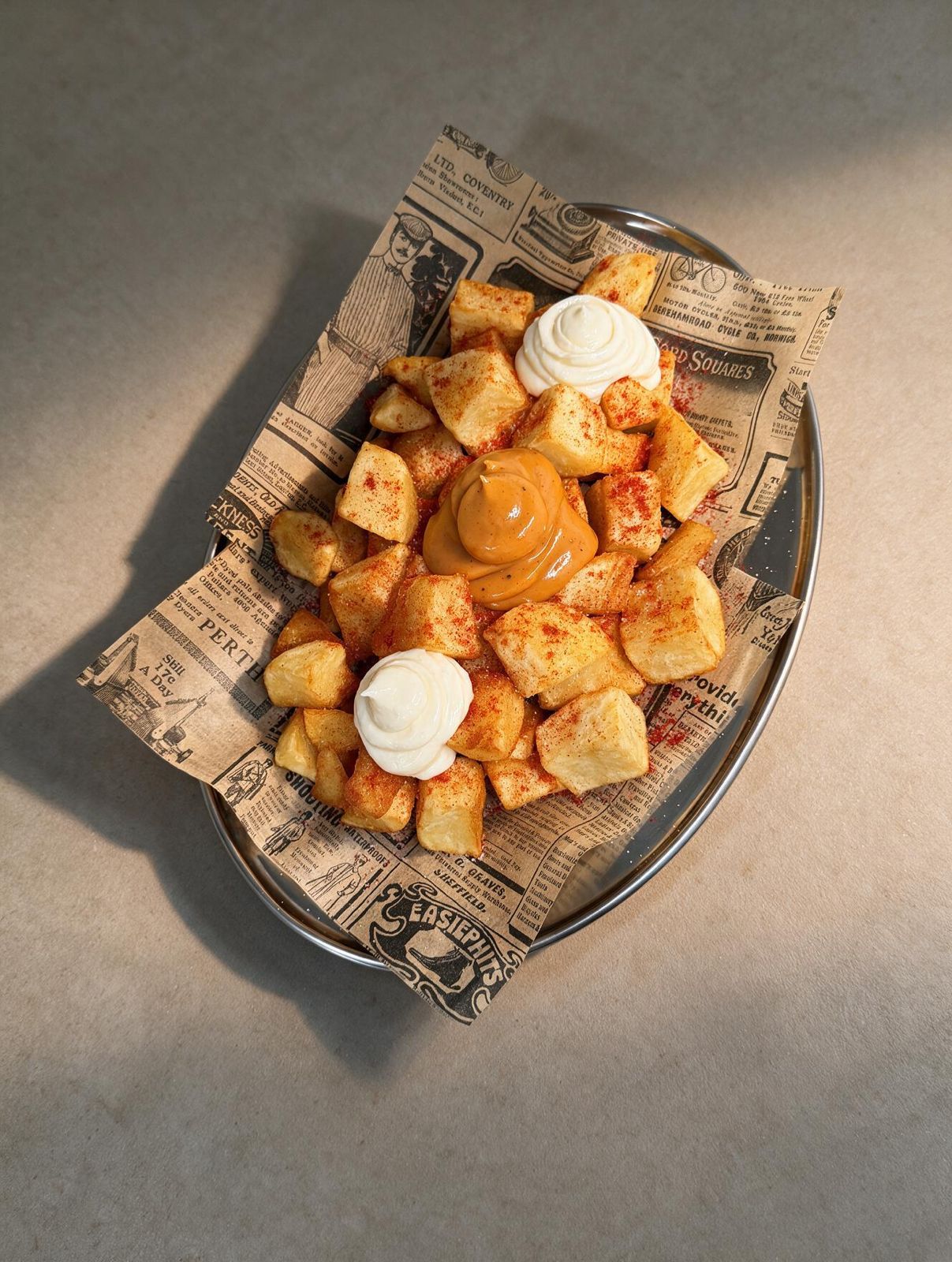 Patatas con salsa brava
